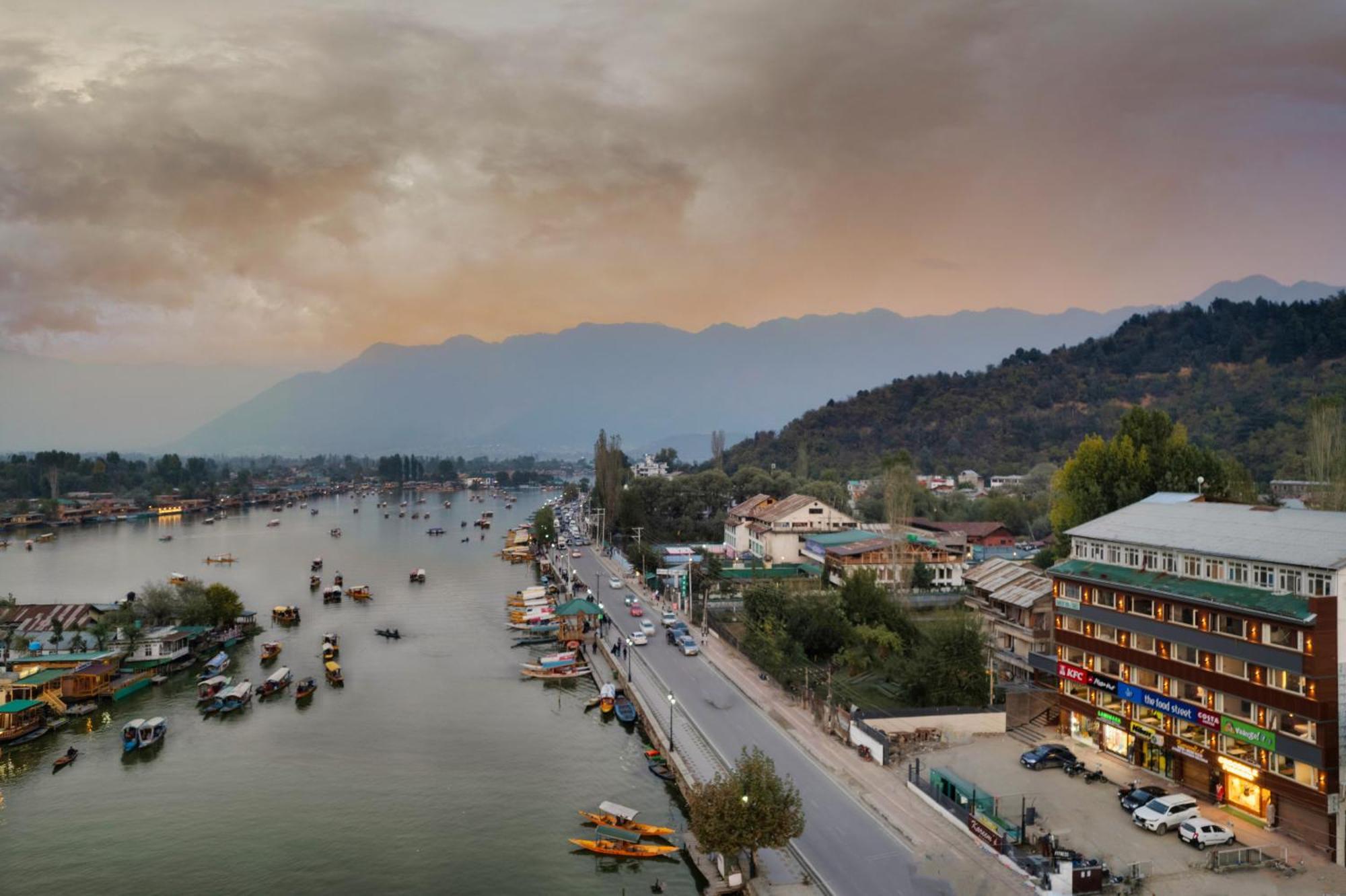 Hotel 11 Boulevard Srinagar  Exterior photo